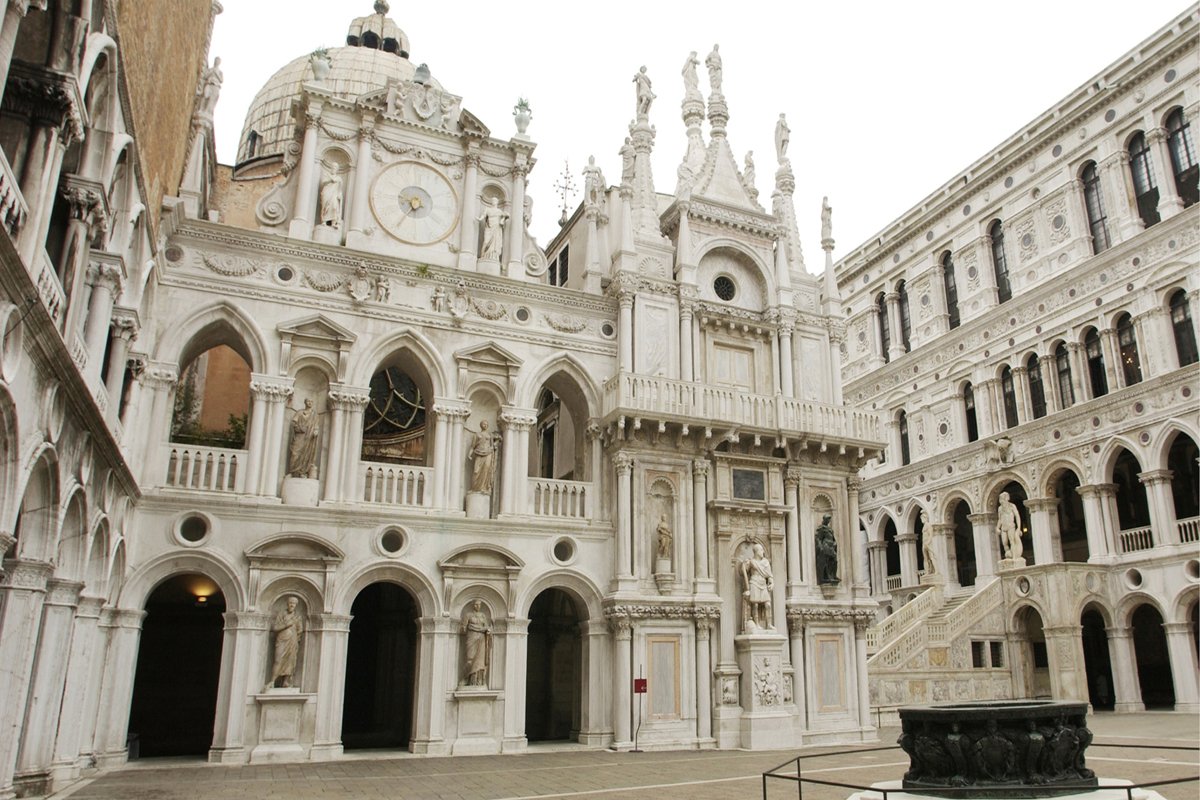 두칼레 궁전 안뜰 (Courtyard of the Doge's Palace)